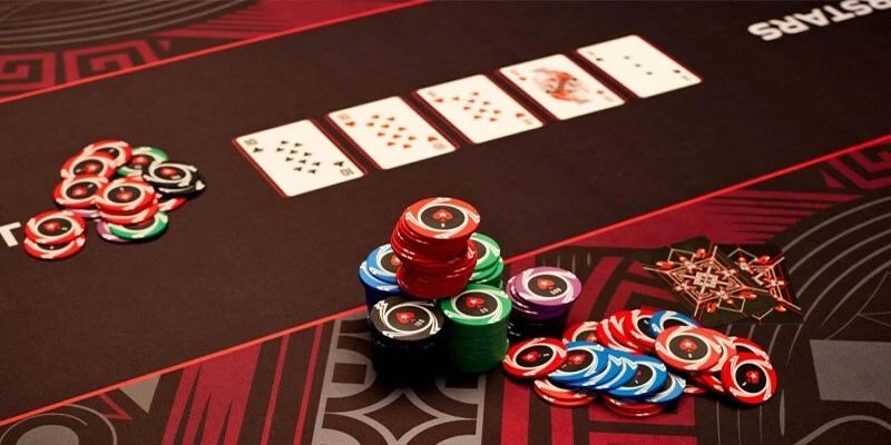 Quan tâm đến bộ bài của đối thủ cùng chơi poker Kubet