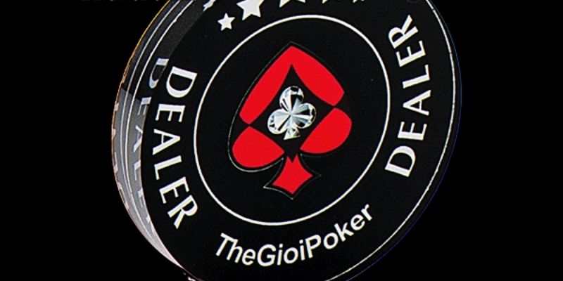 Thẻ dealer được dùng trong lúc chơi poker Kubet 